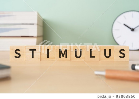 刺激・激励のイメージ｜STIMULUSと書かれたブロックが置かれたデスク 93863860