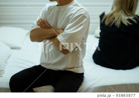 ベッドの上でケンカするカップル トラブル 別れ話 日本人 アジア人 ベッドの上でケンカするカップル トラブル 別れ話 日本人 アジア人 93863877