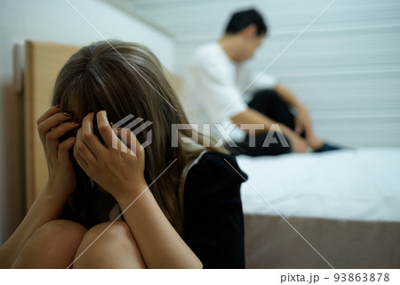 ベッドの上でケンカするカップル　トラブル　別れ話　日本人　アジア人 93863878