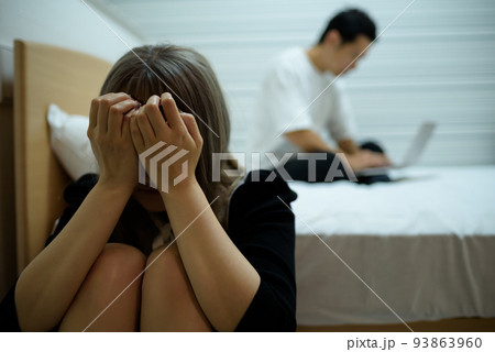 仕事を優先してかまってくれずベッドの上でケンカするカップル　トラブル　別れ話　日本人　アジア人 93863960
