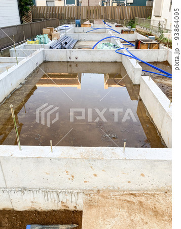 集合住宅の基礎工事の現場 集合住宅の基礎工事の現場 93864095