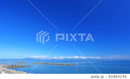 野付半島の海岸線からみた知床半島 93864240