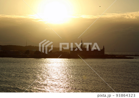 船上から望むへルシンオア海岸のクロンボー城遠景 93864323