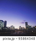 都会のビル群と川から望む夕暮れのグラデーション 93864348