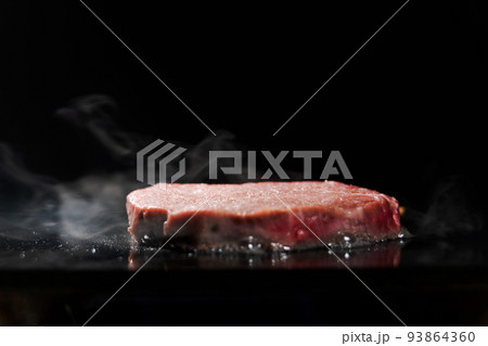 美味しそうな牛ステーキ 93864360