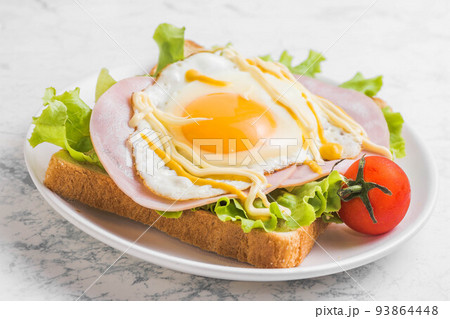 朝食イメージ　ハムエッグトースト 93864448