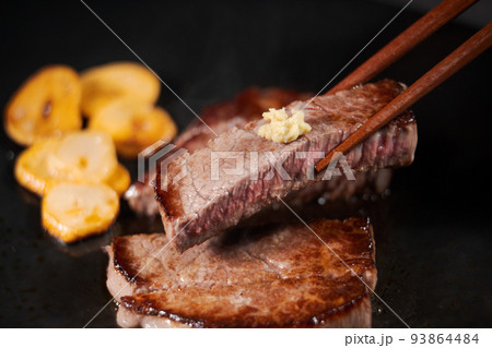 美味しそうなステーキ 美味しそうなステーキ 93864484