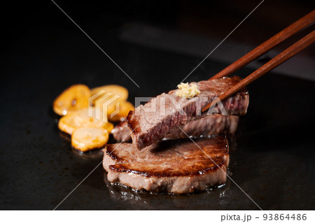 美味しそうなステーキ 93864486