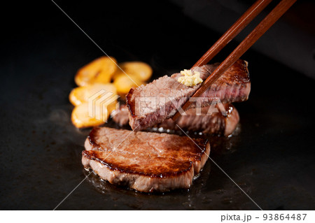 美味しそうなステーキ 93864487