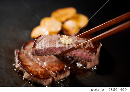 美味しそうなステーキ 93864490