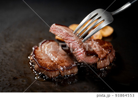 美味しそうなステーキ 93864553