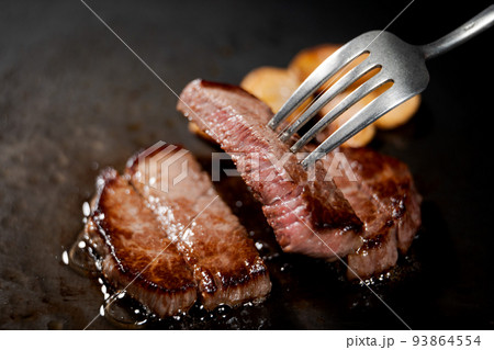 美味しそうなステーキ 93864554