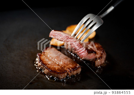 美味しそうなステーキ 93864555