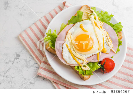 朝食イメージ ハムエッグトースト 朝食イメージ ハムエッグトースト 93864567