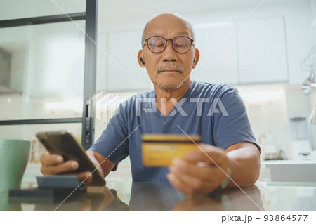 Asian Senior man making online shopping 93864577