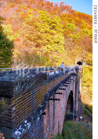 秋のめがね橋（縦） 93864582