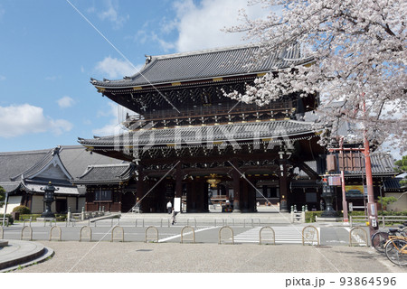 春の東本願寺　御影堂門　京都市下京区 93864596