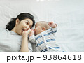 Japanese mother playing with her boy 93864618