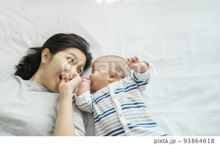 Japanese mother playing with her boy 93864618