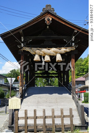 長野県下諏訪郡下諏訪町の諏訪大社下社春宮の下馬橋の風景 93864677