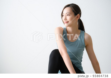 ストレッチや準備運動をする女性 ストレッチや準備運動をする女性 93864738