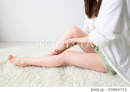 足をマッサージや脱毛手入れをする女性　顔無し　アップ	 93864753