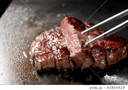 美味しそうな牛ステーキ 93864929