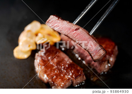 美味しそうな牛ステーキ 美味しそうな牛ステーキ 93864930