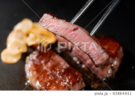 美味しそうな牛ステーキ 93864931