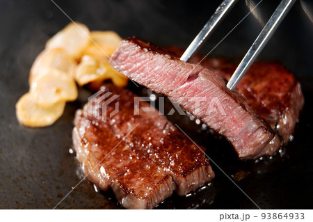 美味しそうな牛ステーキ 93864933