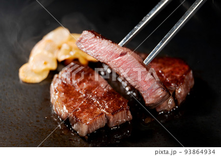 美味しそうな牛ステーキ 93864934