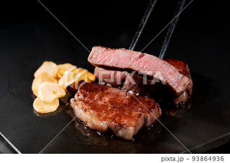 美味しそうな牛ステーキ 美味しそうな牛ステーキ 93864936