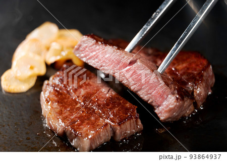 美味しそうな牛ステーキ 美味しそうな牛ステーキ 93864937