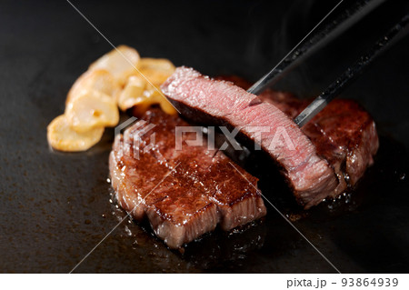 美味しそうな牛ステーキ 93864939