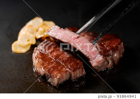 美味しそうな牛ステーキ 93864941