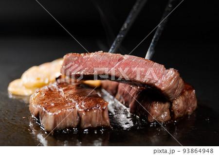美味しそうな牛ステーキ 93864948