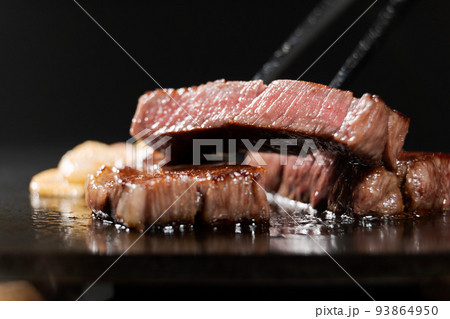 美味しそうな牛ステーキ 93864950