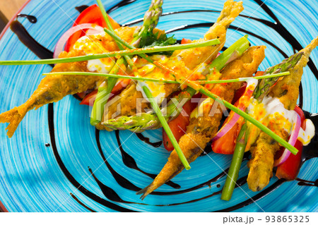Battered sprats with creamy ginger sauce, tomatoes, balsamic 93865325