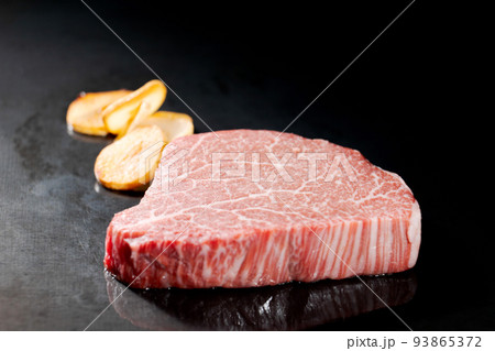 美味しそうなステーキ肉 美味しそうなステーキ肉 93865372