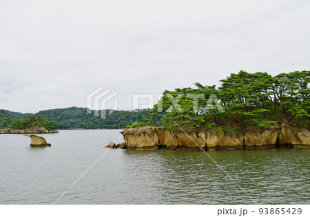 宮城県　利府町　松島湾　観光船から見る鎧島と在城島 風景、景色、空、曇り、雲、夏、8月、日本三景、海 93865429