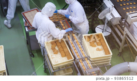 食品工場で働く人 93865512