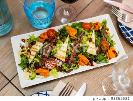 Catalan salad - anchovies with lettuce and tomatoes 93865681