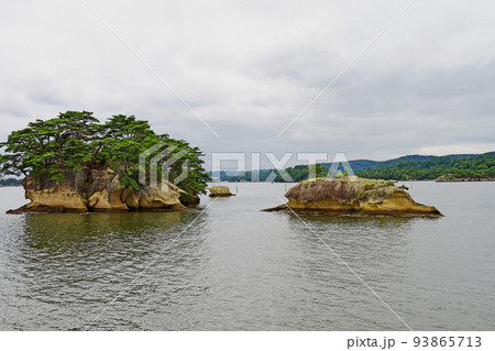 宮城県 利府町 松島湾 観光船から見る在城島と馬の鞍掛島 宮城県 利府町 松島湾 観光船から見る在城島と馬の鞍掛島 93865713