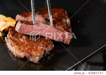 美味しそうな牛肉の断面 93865757