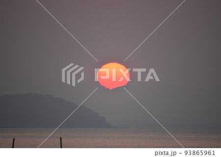 朝日に染まる空と太陽 朝日に染まる空と太陽 93865961