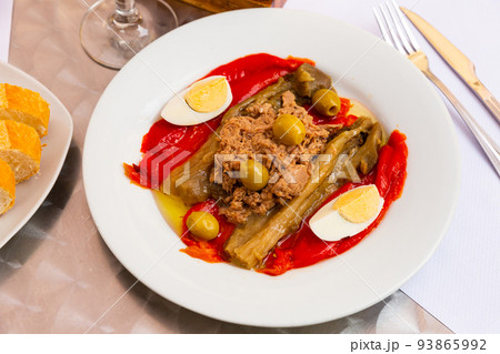 Escalivada with eggplant, peppers, tuna and egg 93865992