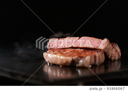 美味しそうなステーキ肉の断面 93866067