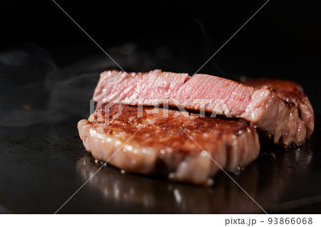 美味しそうなステーキ肉の断面 93866068