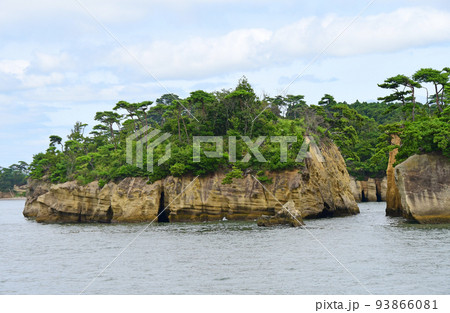 宮城県 塩釜市 松島湾 観光船から見る小藻根島 宮城県 塩釜市 松島湾 観光船から見る小藻根島 93866081