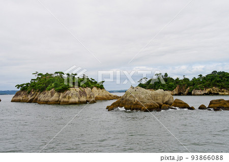 宮城県 塩釜市 松島湾 観光船から見る小藻根島南の岩礁 宮城県 塩釜市 松島湾 観光船から見る小藻根島南の岩礁 93866088